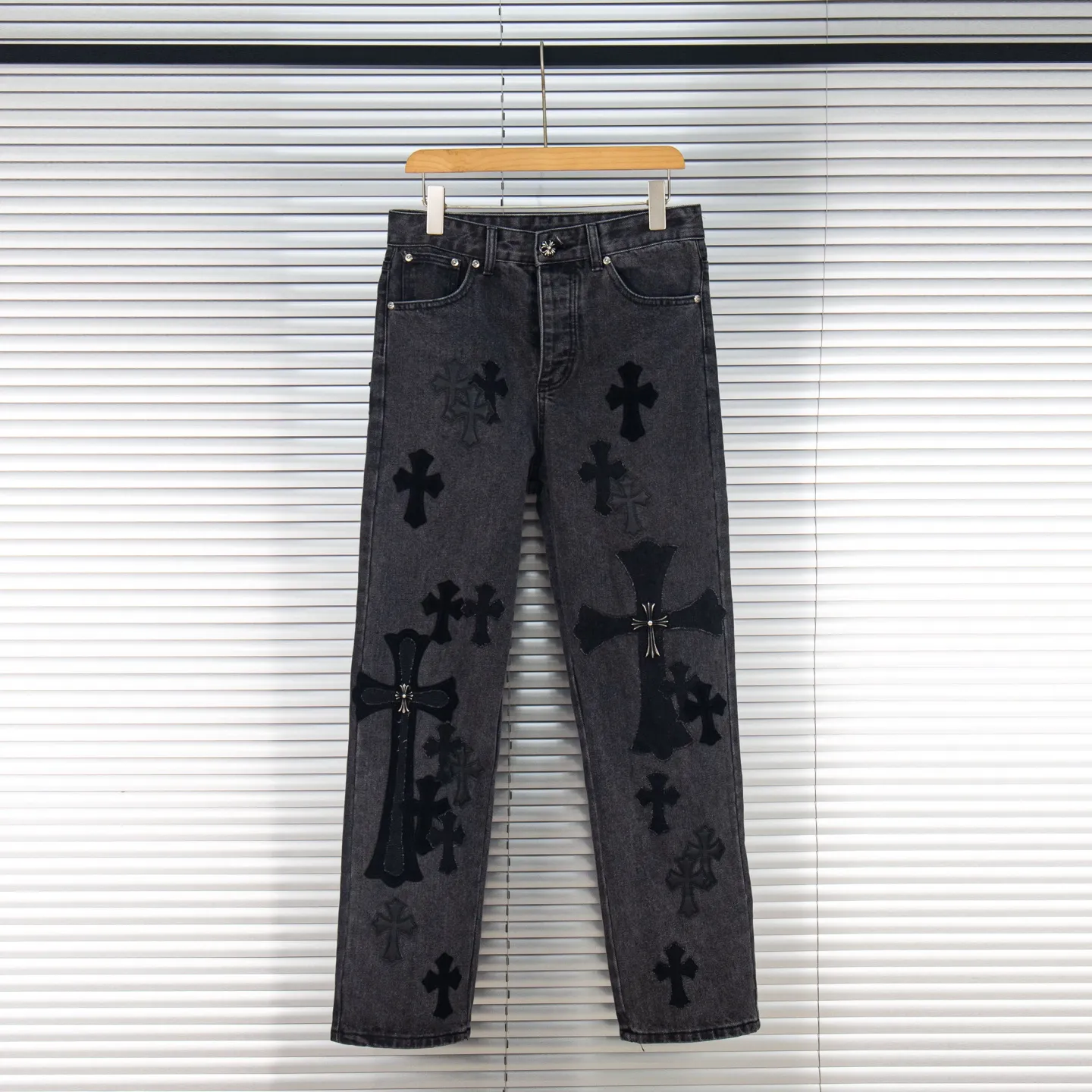 P290 Chrome Hearts Chrome Hearts Black Pinduo Black Leather Big Devil Cow King Jeans CH jeans need to be washed before being dismantled and hand-stitched with sheepskin cross leather and then spliced to complete. The whole piece has too much craftsmanship to describe. About Chrome Hearts This is an extremely luxurious fashion brand that can also be called the nobility of the high street. It has always been an exclusive brand for some hipsters or the second generation of rich people. Compared with ordinary high streets, it is more luxurious and noble. Compared with luxury brands, it has a more fashionable personality. It has always been a brand that I have a special liking for. Style number: 1769# Color: black Size: 28 30 32 34 36